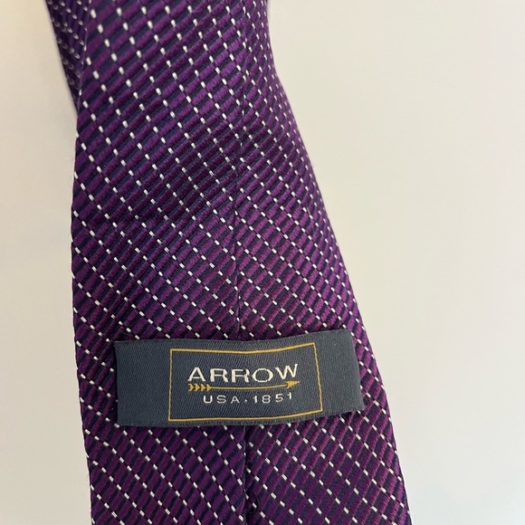Arrow Purple Polka Dot Men's 100% silk Tie - Picture 5 of 5